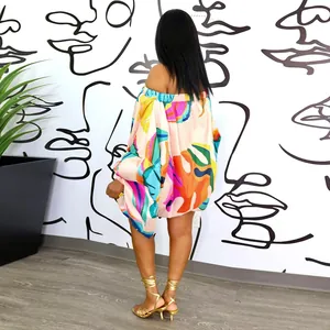 Vista trasera de un vibrante vestido corto con estampado floral, hombros descubiertos y mangas murciélago.