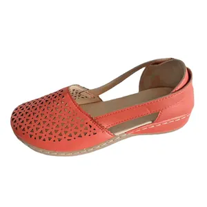 Κοραλλί casual επίπεδα σανδάλια για γυναίκες με laser-cut σχέδιο για το καλοκαίρι.