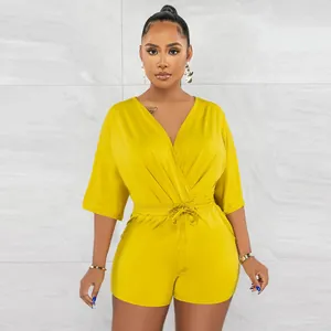 Stilvoller gelber Kurz-Jumpsuit mit V-Ausschnitt, Kordelzug und halben Ärmeln