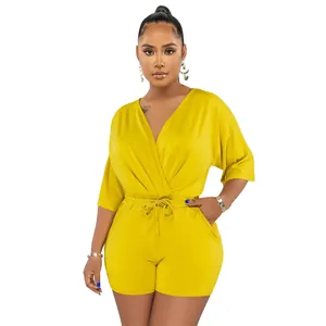 Senfgelber Kurz-Jumpsuit mit V-Ausschnitt, Kordelzug in der Taille und Seitentaschen