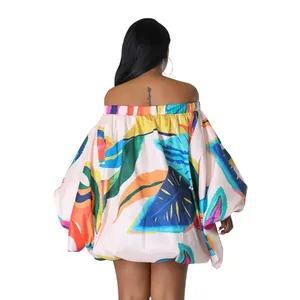 Vista trasera de un vestido corto con hombros descubiertos, estampados de hojas y mangas murciélago
