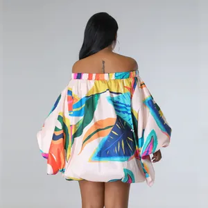 Vista trasera de minivestido colorido con estampado de hojas tropicales y mangas murciélago