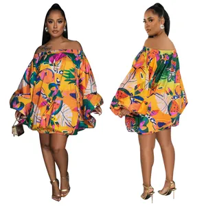 Mini vestido colorido con hombros descubiertos, estampado tropical y mangas murciélago