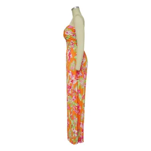 Vue latérale d'une combinaison d'été sexy à imprimé fleuri et dos nu sur mannequin
