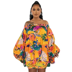 Vista detallada de un vestido corto con estampado floral, hombros descubiertos y mangas murciélago.