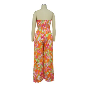 Vue arrière d'une combinaison bustier à imprimé floral vibrant et jambes larges pour l'été