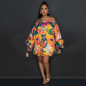 Vestido corto con estampado tropical de hombros descubiertos y mangas murciélago de moda