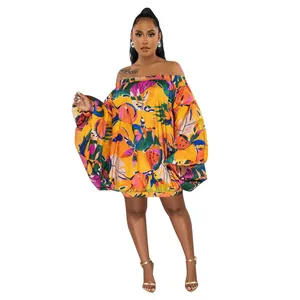 Vista detallada de un vestido estampado tropical con hombros descubiertos y mangas.