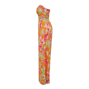 Vue latérale d'une combinaison à fleurs orange vif avec une épaule et jambes larges