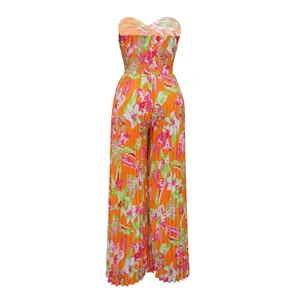 Vue détaillée du dos d'une combinaison bustier orange à imprimé fleuri et jambes larges.