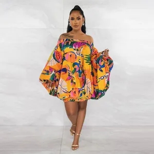 Vestido corto estampado tropical con hombros al aire y mangas murciélago abullonadas.