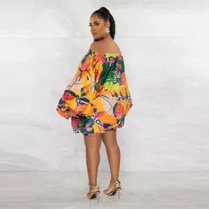 Vista trasera de mini vestido estampado tropical con hombros descubiertos y mangas