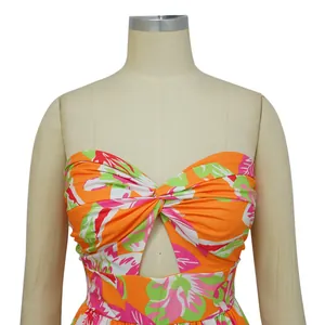 Vue détaillée d'une combinaison bustier à imprimé floral avec détail ajouré.