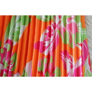 Vue macro détaillée du tissu à imprimé floral tropical avec d'élégants plis en accordéon