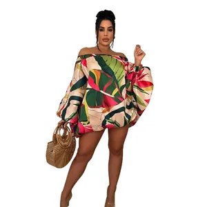 Vestido corto con estampado tropical y hombros descubiertos con mangas de farol