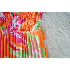 Détail d'une combinaison à imprimé floral tropical avec taille élastique smockée