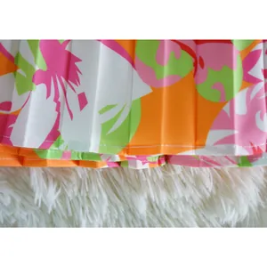 Détail de l'imprimé floral rose et orange et des plis de la combinaison large