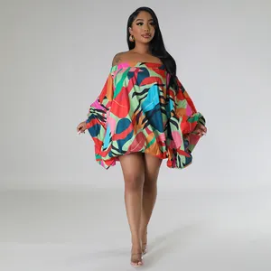 Vestido corto con hombros descubiertos y mangas murciélago con estampado alegre