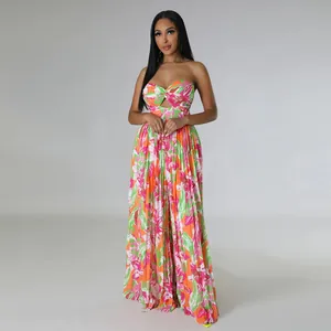 Vue complète d'une combinaison à imprimé floral sexy sans bretelles avec jambes larges.