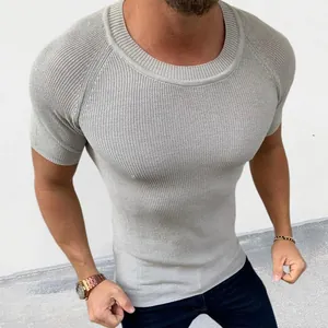 Detail van een heren slim-fit grijs gebreide trui met korte mouwen op een model