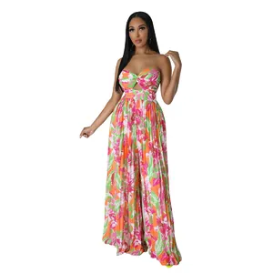 Combinaison bustier à fleurs et jambes larges pour un look d'été chic et tendance.