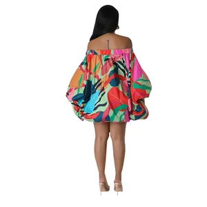 Vista trasera de un colorido vestido corto con hombros descubiertos y estampados
