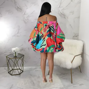 Vista trasera detallada de un mini vestido colorido con hombros descubiertos y manga murciélago.