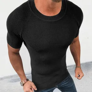 Close-up van nauwsluitend zwart gebreid shirt met korte mouwen voor heren in moderne stijl