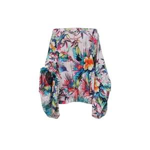 Detalle del vibrante estampado floral tropical en esta blusa con hombros descubiertos