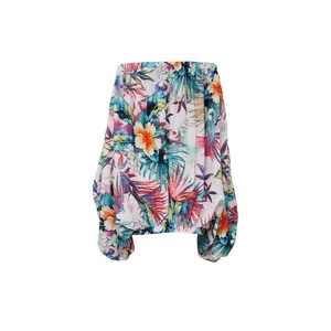 Vista detallada de un vestido de verano con estampado floral tropical para mujer.