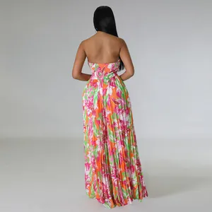 Détail arrière d'une combinaison sexy à fleurs et jambes larges avec dos nu élégant.