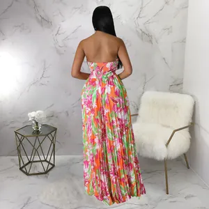 Vue arrière d'une combinaison bustier fleurie à jambes larges pour la mode estivale féminine
