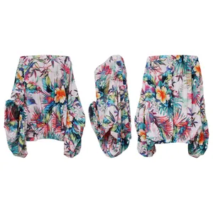 Vistas detalladas completas de un vestido floral con hombros descubiertos y manga murciélago