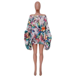 Vestido corto de flores con hombros descubiertos y elegantes mangas murciélago
