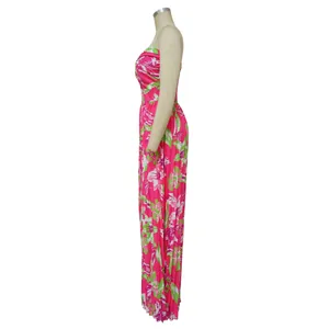 Vue de côté d'une combinaison bustier à imprimé floral vibrant et jambes larges.