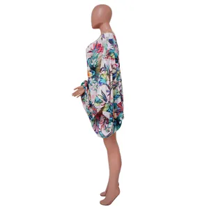 Vista lateral del mini vestido de flores con hombros descubiertos y manga murciélago
