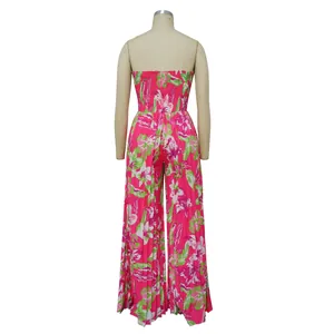 Vue arrière d'une combinaison bustier à fleurs et jambes larges avec imprimé rose.