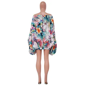 Vista posterior de un minivestido floral con hombros descubiertos y mangas murciélago.