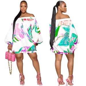 Vestido mini con hombros descubiertos, estampado de hojas tropicales y mangas murciélago.