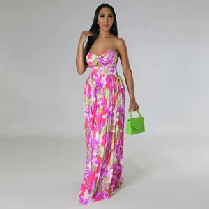 Combinaison fleurie sans bretelles à jambes larges avec petit sac à main vert vif.