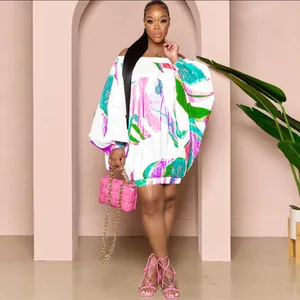 Vestido corto con hombros descubiertos y estampado floral tropical rosa y verde chic.