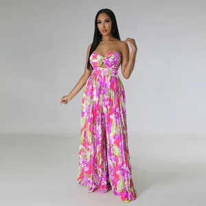 Vue d'ensemble d'une combinaison à imprimé floral vibrant avec jambes larges et découpe
