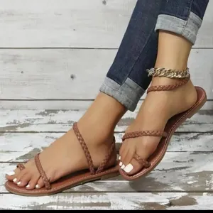 Sandales plates pour femmes avec brides tressées marron et boucle d'orteil pour l'été