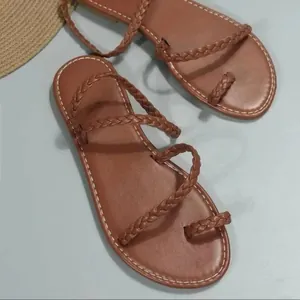 Sandales plates d'été marron pour femmes avec brides tressées et design à boucle d'orteil