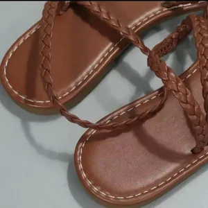 Sandales plates marron pour femmes avec brides tressées élégantes et détails cousus