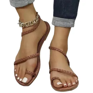 Sandales plates tressées marron pour femme avec design à anneau d'orteil