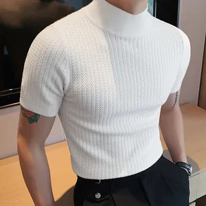 Gros plan d'un t-shirt blanc en maille à col montant pour hommes, texture côtelée