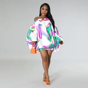 Mini vestido bohemio con hombros descubiertos, estampado tropical colorido y mangas murciélago