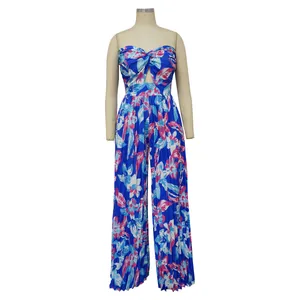 Vue détaillée d'une combinaison bustier à imprimé floral et jambes larges sur mannequin