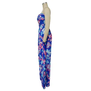 Vue latérale d'une combinaison fleurie sans bretelles à jambes larges sur mannequin